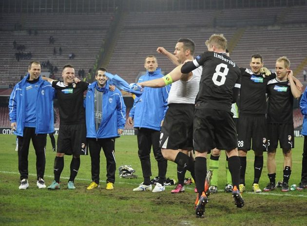Kdo ví, za co dostla kapitán Plzně Pavel Horváth výprask od Davida Limberského, když jeho Viktoria zvítězila v Neapoli o tři góly.