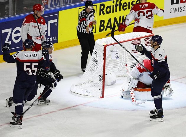 Slovenské trio Mário Bližňák, Marcel Haščák a Michel Miklík se radují ze snižující branky.