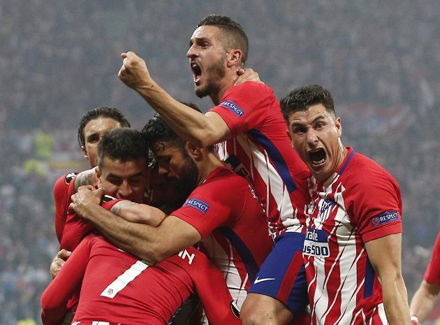 Antoine Griezmann z Atlétika v klubku se spoluhráči oslavuje gól proti Marseille.