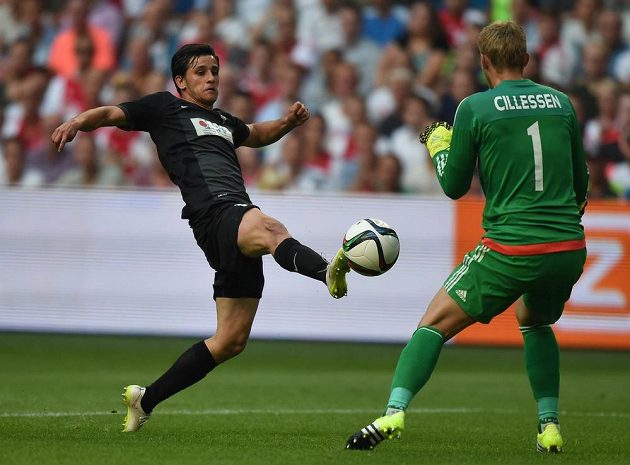 Vlevo Ruslan Mingazov z Jablonce v šanci před brankářem Ajaxu Jasperem Cillessenem.