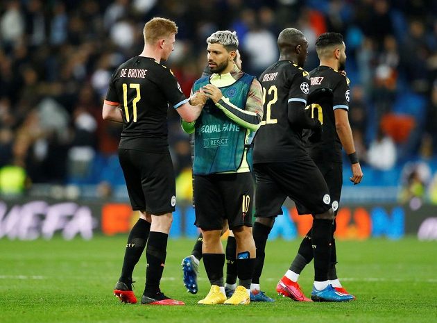Fotbalisté Manchesteru City Kevin De Bruyne a Sergio Agüero slaví poté, co anglický tým vyhrál na půdě Realu Madrid.