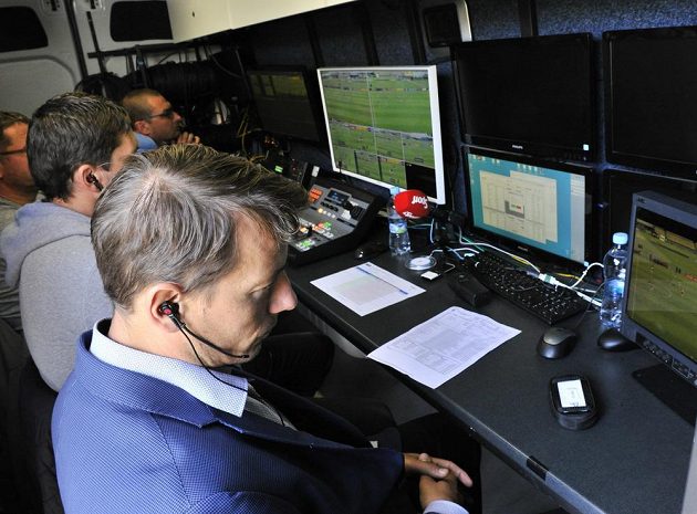 Při duelu juniorské ligy mezi Spartou a Slavií na pražském Strahově se testoval online režim videorozhodčího. Na jaře má být k dispozici v nejvyšší soutěži. Na snímku jsou videorozhodčí Karel Hrubeš (blíže) a Roman Hrubeš.