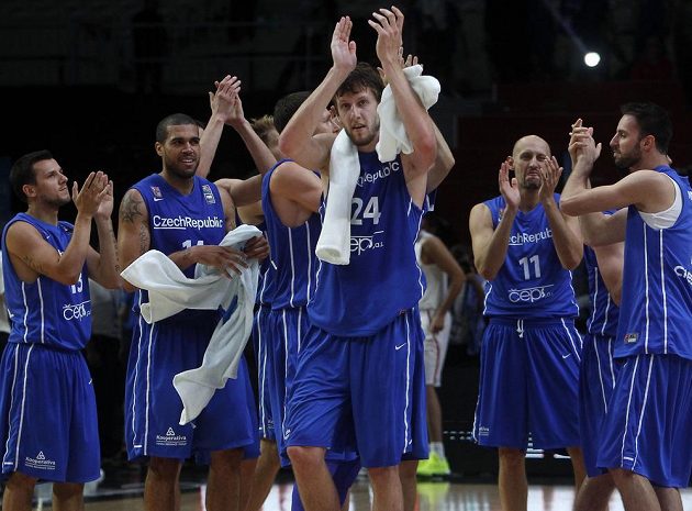 Čeští basketbalisté oslavují senzační výhru 80:59 nad Chorvatskem v osmifinále ME.