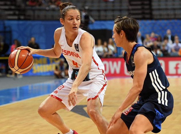Španělská opora pražského USK Laia Palauová (vlevo) a Céline Dumercová z Francie.
