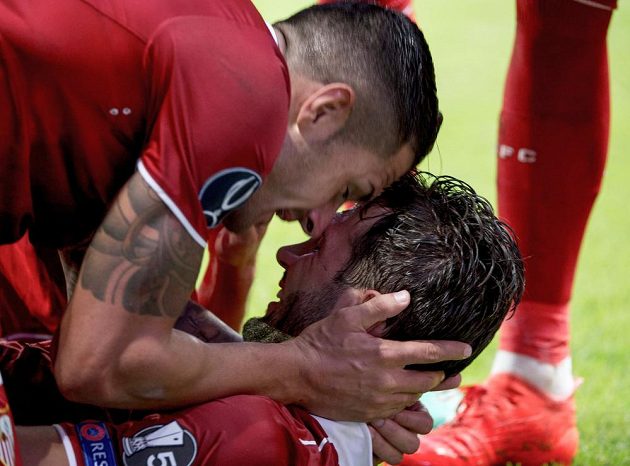 Fotbalisté Sevilly Franco Vázquez (dole) a Vitolo se radují z gólu v Superpoháru UEFA proti Realu Madrid.