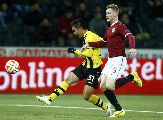 Yuya Kubo z Young Boys Bern střílí na bránu Sparty. Vpravo je obránce Pražanů Jakub Brabec.