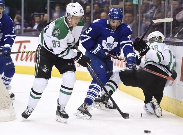 Čeští útočníci ve službách Dallasu Stars Aleš Hemský (83) a Radek Faksa (12) bojují o puk s Nazenem Kadrim (43) v jednom z duelů NHL.