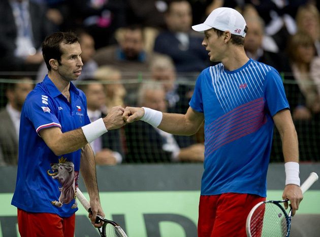 Čeští reprezentanti Tomáš Berdych (vpravo) a Radek Štěpánek v utkání proti Srbům Nenadu Zimonjičovi a Iljovi Bozoljacovi.
