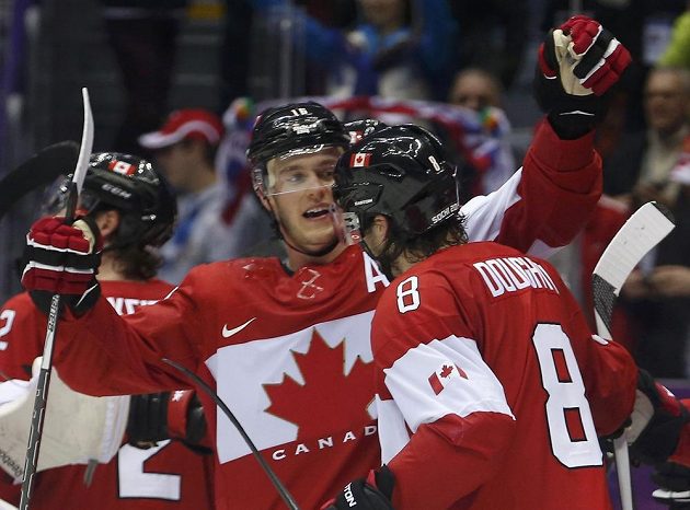 Kanadský obránce Drew Doughty (vpravo) slaví s útočníkem Jonathanem Toewsem gól proti Finsku.