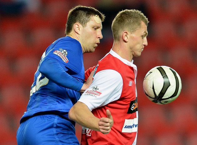 Útočník Slavie Tomáš Necid (vpravo) si zpracovává míč před Alešem Schusterem z Brna.