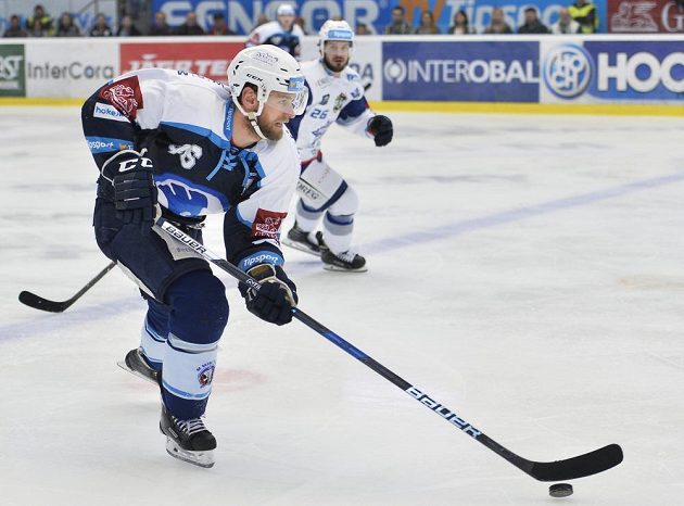 Jakub Kindl z Plzně a Martin Zaťovič z Brna (vzadu) ve druhém semifinále play off.