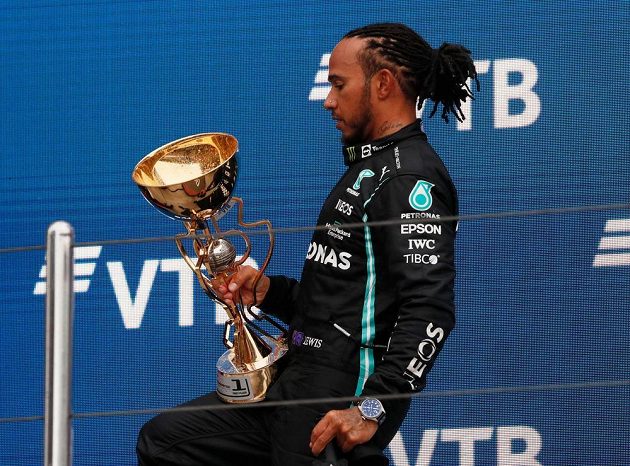 Úřadující mistr světa Brit Lewis Hamilton vybojoval ve Velké ceně Ruska jubilejní 100. vítězství ve formuli 1.