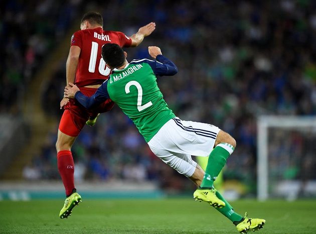 Fotbalista Severního Irska Conor McLaughlin padá k zemi po souboji s českým reprezentantem Janem Bořilem během utkání kvalifikace o postup na MS 2018.