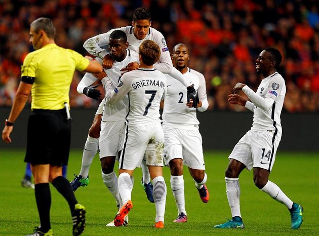 Francouzi slaví gól na hřišti Nizozemska v kvalifikaci MS. Jeho autorem byl Paul Pogba (pátý zprava).