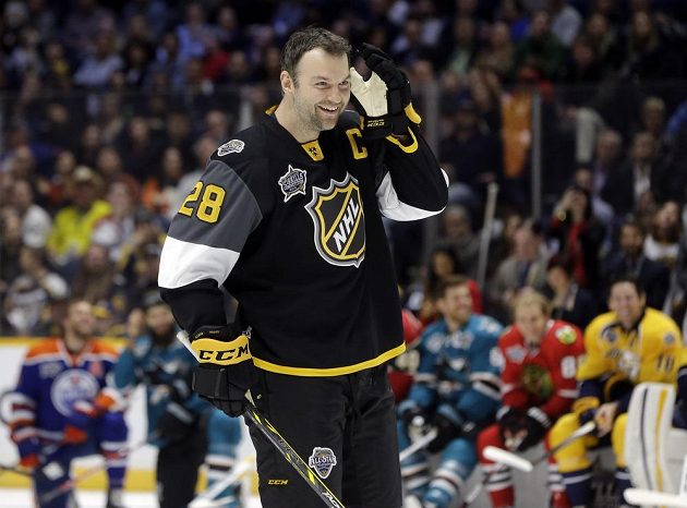 Kapitán Pacifické divize John Scott (28) naslouchá divákům, jak má zakončit nájezd při dovednostních soutěžích NHL.