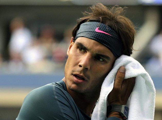 Španěl Rafael Nadal se utírá do ručníku mezi výměnami ve finále US Open, které Nadal sehrál s Novakem Djokovičem ze Srbska.