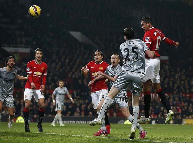 Střídající Chris Smalling (zcela vpravo) z Manchesteru United střílí hlavou gól do sítě Burnley.