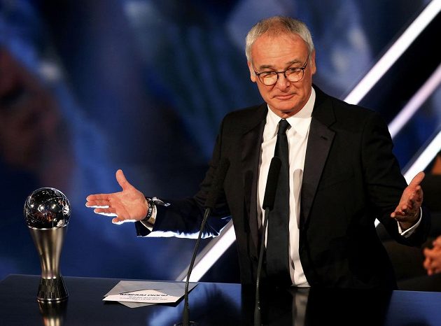 Claudio Ranieri z Leicesteru byl vyhlášen nejlepším fotbalovým trenérem roku 2016.