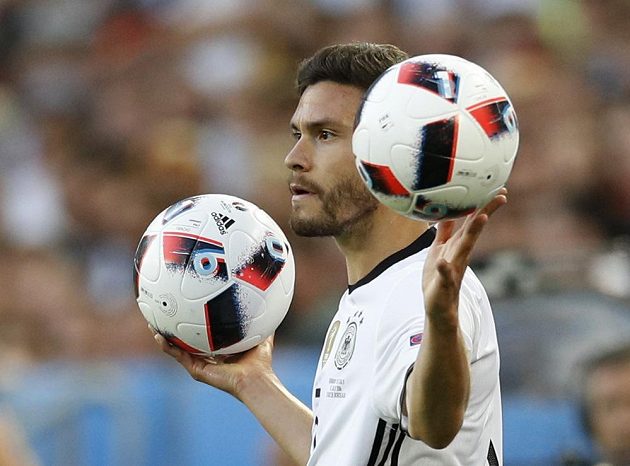 Který míč mám vybrat, jako by váhal německý reprezentant Jonas Hector při autovém vhazování.