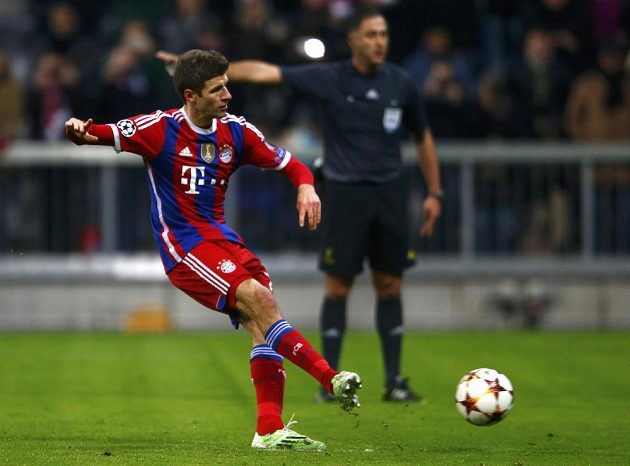 Thomas Müller z Bayernu Mnichov proměňuje penaltu v utkání Ligy mistrů proti CSKA Moskva.