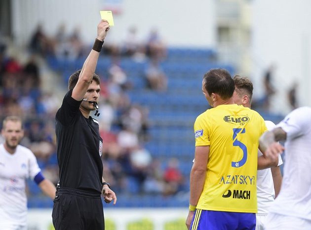 Hlavní sudí Radek Dubravský v akci - Oleksandr Azackij ze Zlína vidí žlutou kartu.