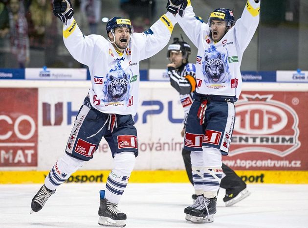 Liberečtí hokejisté Jakub Valský (vlevo) a Tomáš Filippi oslavují gól v duelu s Pardubicemi.