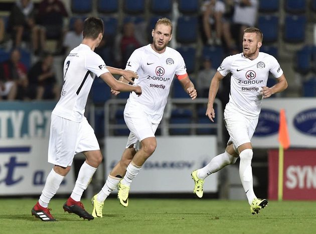 Vlastimil Daníček (uprostřed) ze Slovácka se raduje se spoluhráči z gólu proti Slavii na 1:3.