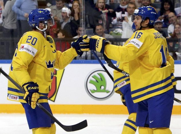 Švédští hokejisté Jacob Josefson (vpravo) a Joel Lundqvist (vpravo) slaví gól proti Francii během utkání mistrovství světa v Praze.