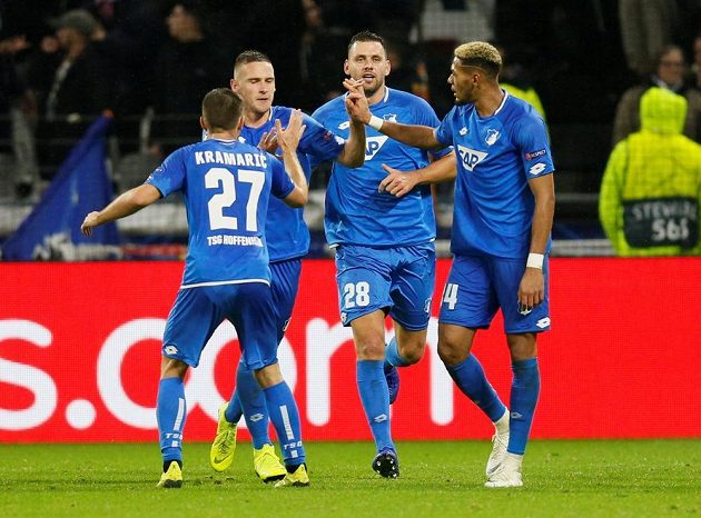 Obránce Pavel Kadeřábek slaví se spoluhráči. Český reprezentant pomohl gólem na 2:2 svému Hoffenheimu k remíze na hřišti Lyonu v Lize mistrů.