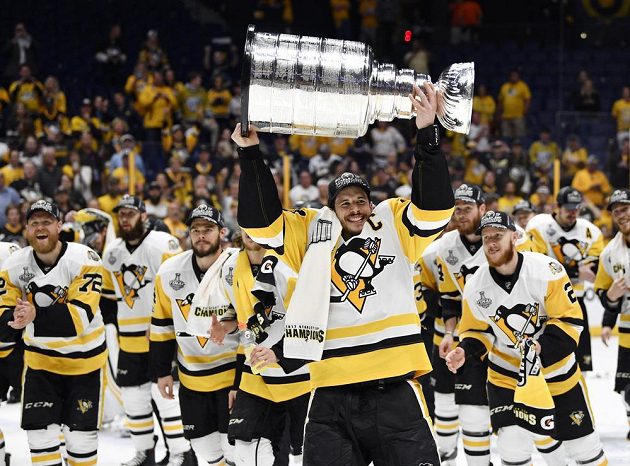 Stanley Cup ovládli hokejisté Pittsburghu Penguins. Cennou trofej vybojovali po výhře 2:0 na ledě Nashvillu Predators a náramně si to užívali. Trofej drží nad hlavou kapitán Tučňáků Sidney Crosby (87).