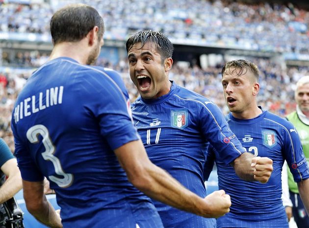 Italský střelec Giorgio Chiellini (vlevo) se raduje se spoluhráčem Éderem z gólu proti Španělsku.