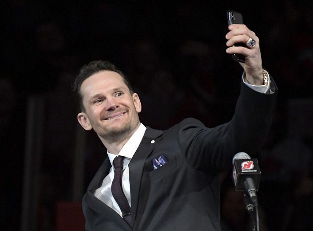 Bývalý útočník New Jersey Devils Patrik Eliáš si slávu v hale natáčel na telefon.
