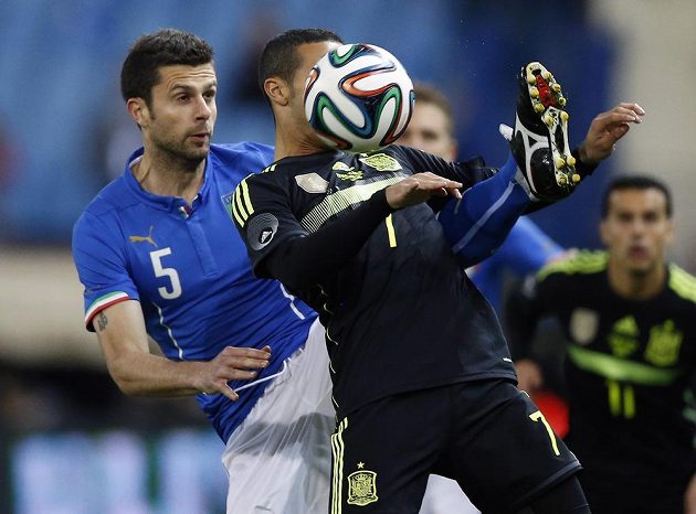 Španělský fotbalista Thiago Alcantara (vpravo) v souboji s italským fotbalistou Thiagem Mottou v přátelském utkání.