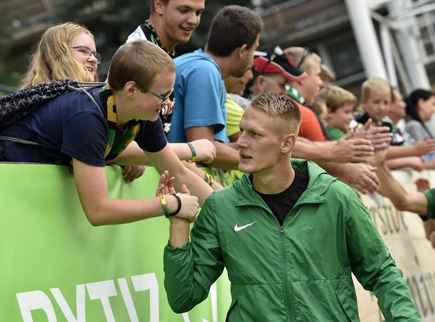 Fotbalista Michal Škoda z Příbrami slaví s fanoušky.