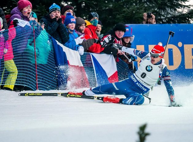 Ondřej Moravec při pádu ve stíhacím závodu mužů zlomil pažbu své malorážky.
