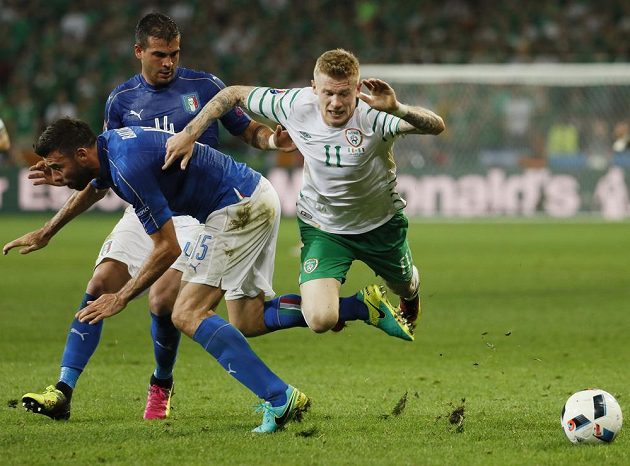 Italský zadák Andrea Barzagli v souboji s Jamesem McCleanem (vpravo) z Irska.