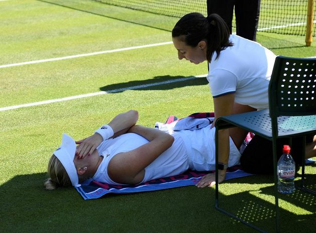 Britská tenistka Harriet Dartová během ošetření v zápase s Karolínou Plíškovou.