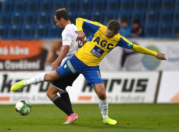 V popředí teplický Admir Ljevakovič bojuje o míč s Janem Moravcem z Karviné v utkání 11. kola HET ligy.