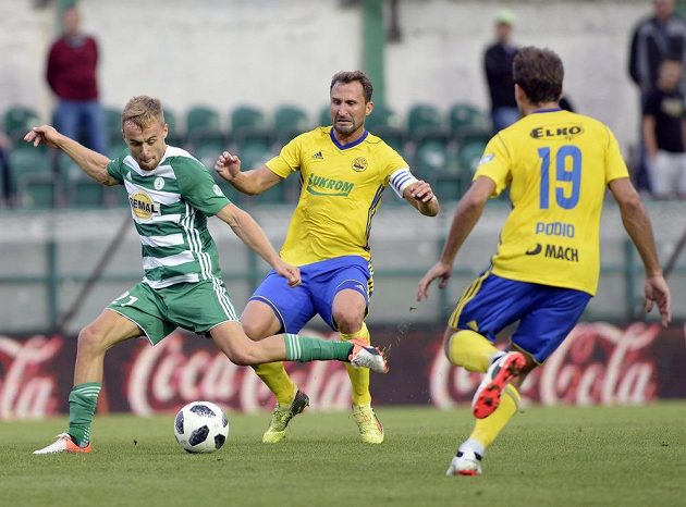 Zleva Martin Hašek z Bohemians, Petr Jiráček ze Zlína a Pablo Joaquin Podio ze Zlína
