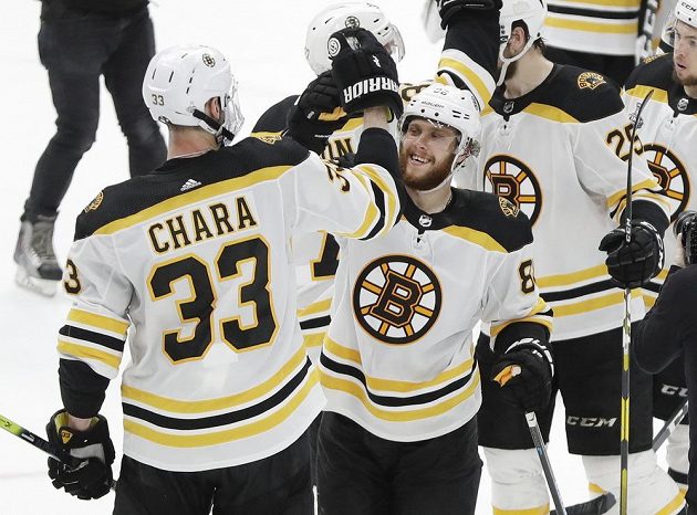 Slovenský obr Zdeno Chára se prosadil v dresu Bostonu v šestém finále bojů o Stanley Cup na ledě St. Louis, když pečetil výsledek na 5:1. Po utkání oslavuje s Davidem Pastrňákem.
