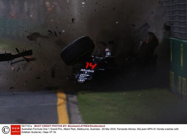 Španělský pilot Fernando Alonso z McLarenu při hrozivé nehodě během GP Austrálie.