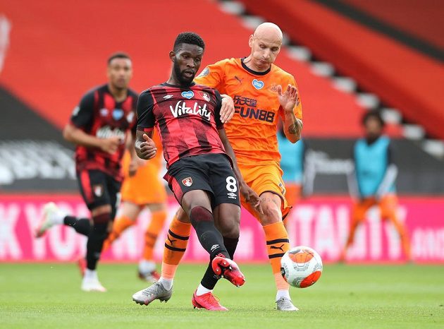 Fotbalista Bournemouthu Jefferson Lerma v akci během utkání Premier League s Newcastlem United. V jeho dresu bojuje o míč Jonjo Shelvey.