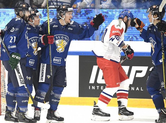 Finská radost. Jesse Virtanen, Toni Rajala, Antti Kalapudas a Anrei Hakulinen slaví gól Suomi v utkání Channel One Cupu proti Česku. Na snímku je i český reprezentant Adam Polášek.