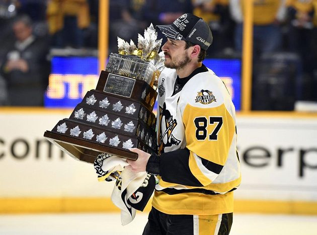 Hvězdný útočník Sidney Crosby z Pittsburghu byl za své výkony v play off oceněn jako nejužitečnější hokejista a získal podruhé v kariéře Conn Smythe Trophy.