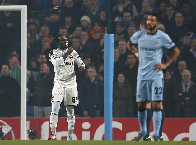 Seydou Doumbia z CSKA Moskva (vlevo) se raduje z branky, kterou vstřelil Manchesteru City.