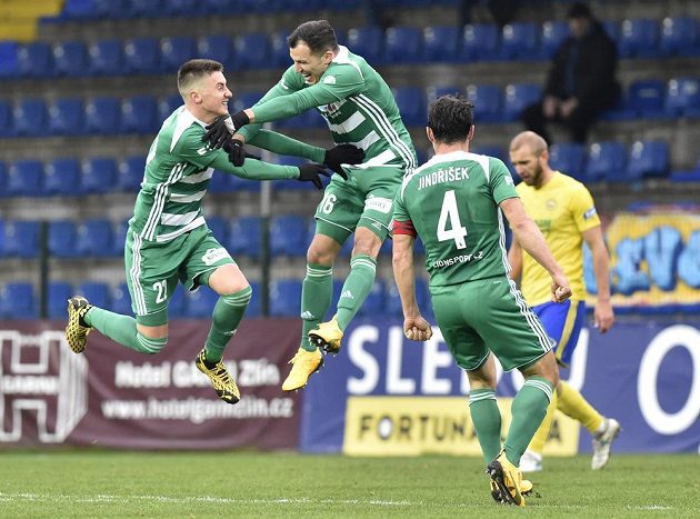 Fotbalisté Bohemians se radují z gólu, zleva Antonín Vaníček, Martin Dostál a Josef Jindřišek.