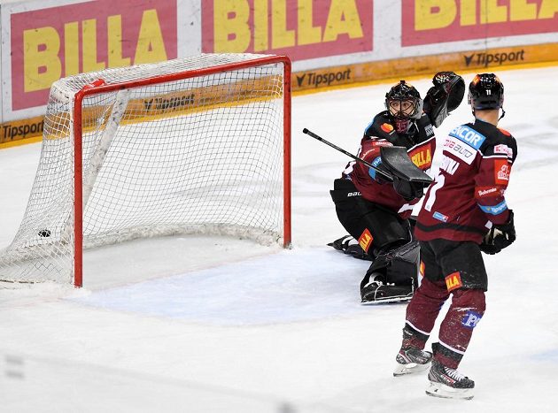 Brankář Sparty Matěj Machovský se otáčí za gólovou trefou libereckého Michala Birnera.