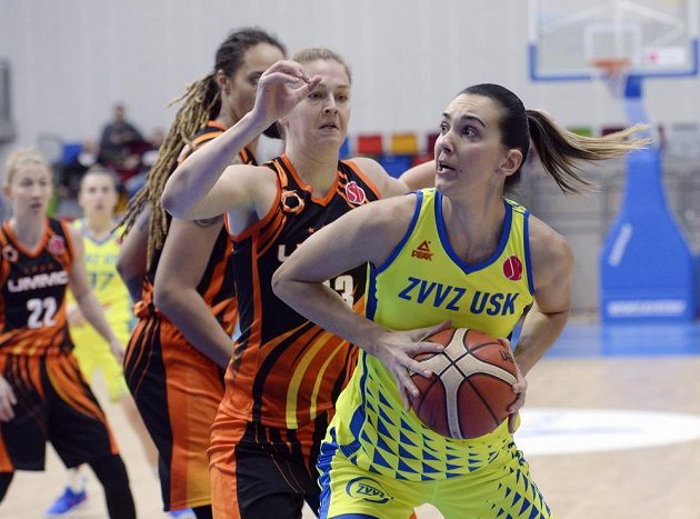Basketbalistka Marija Rezanová z USK Praha se chystá odehrát míč v utkání Evropské ligy, brání jí v tom Emma Meessemanová z Jekatěrinburgu.