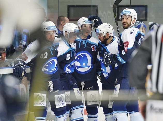 Radost hokejistů Plzně z prvního gólu ve čtvrtfinále play off proti HC Olomouc.