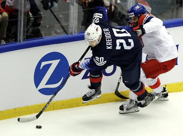 Radko Gudas (vpravo) se snaží ve čtvrtfinále proti USA zastavit Chrise Kreidera.